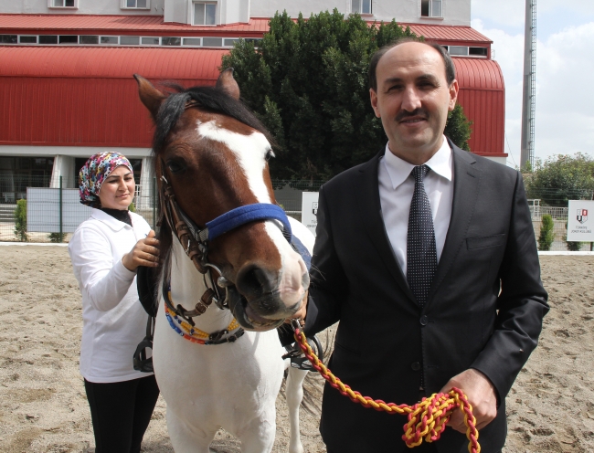 Kadın seyisler göreve başladı